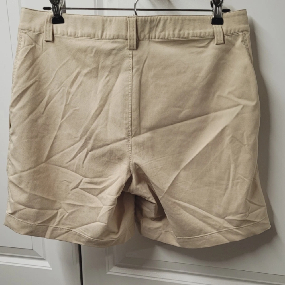 Under Armour Shorts Women's Size: 8 Pockets Loose - Picture 8 of 9